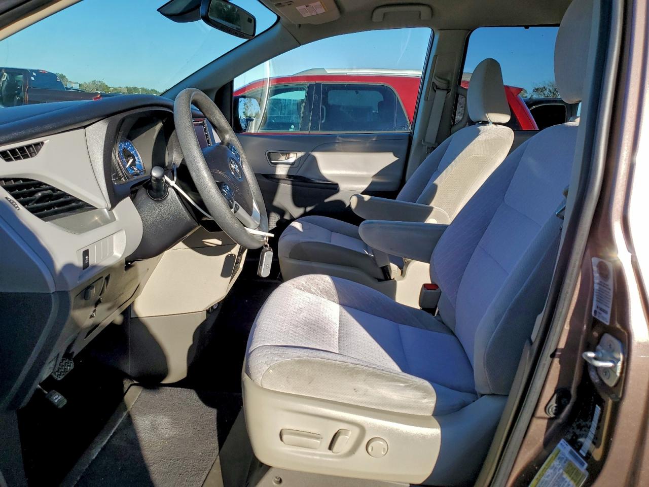 2020 TOYOTA SIENNA LE photo 7