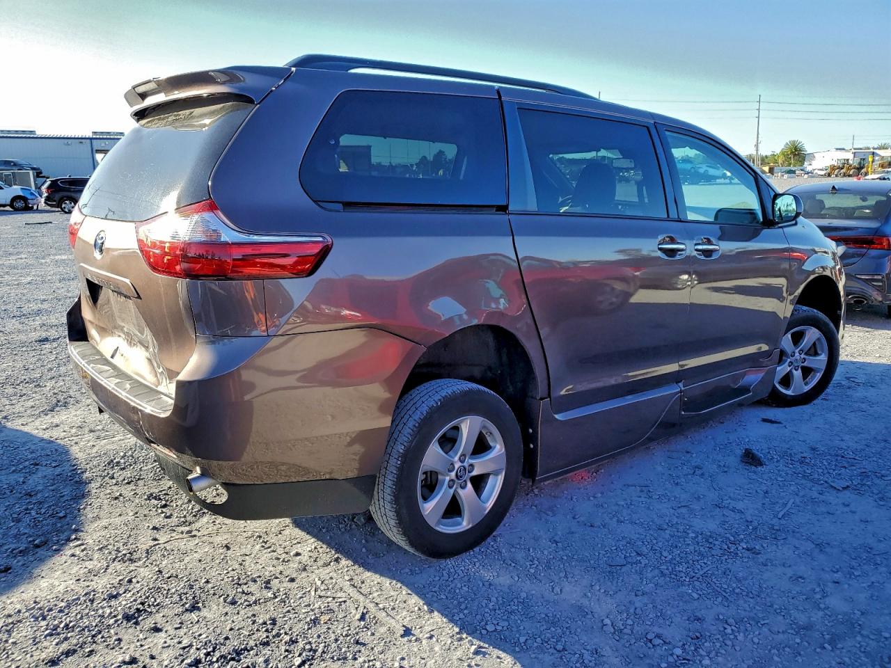 2020 TOYOTA SIENNA LE photo 3
