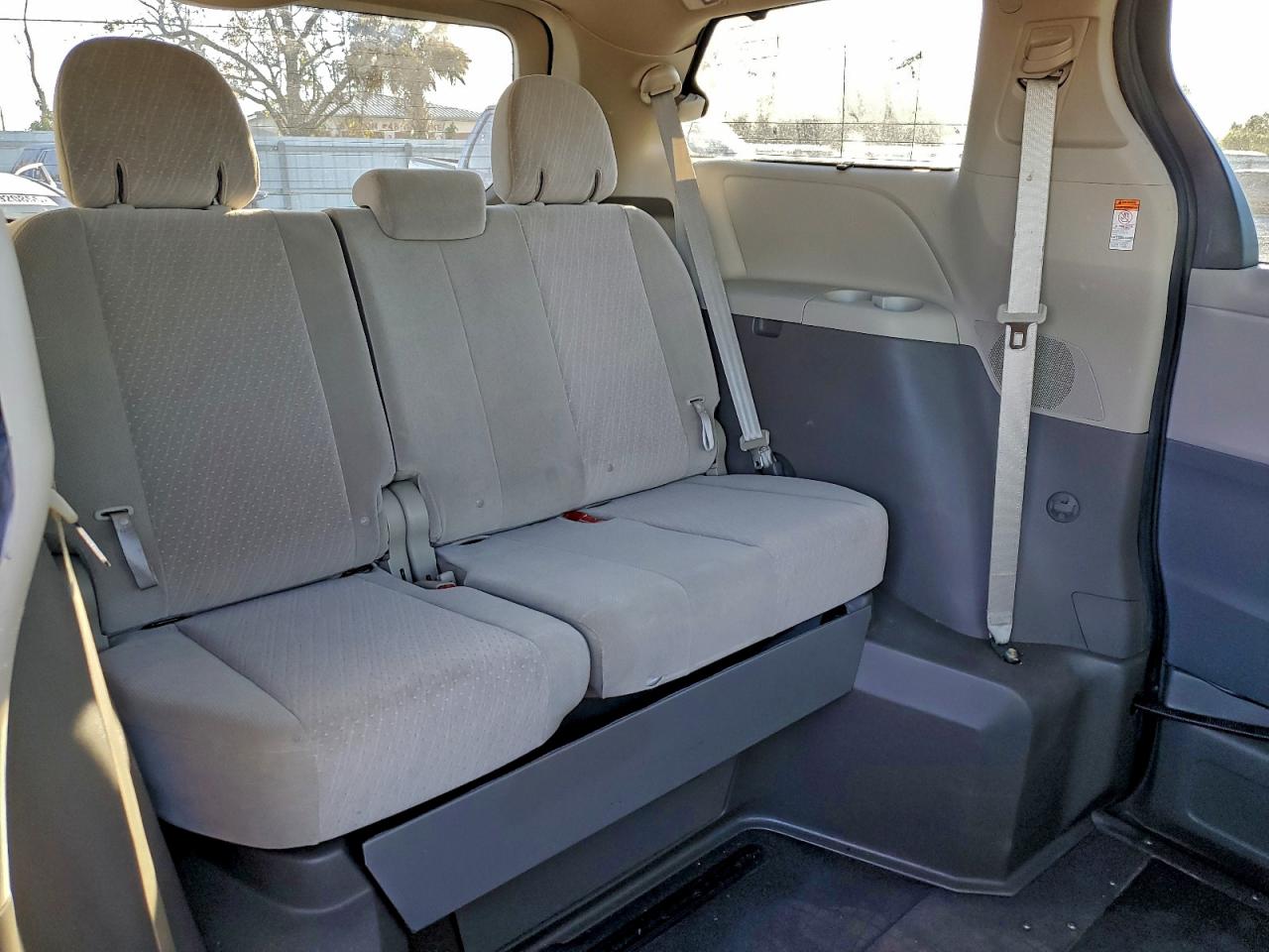 2020 TOYOTA SIENNA LE photo 11
