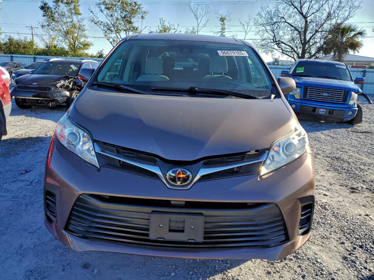 2020 TOYOTA SIENNA LE photo 5