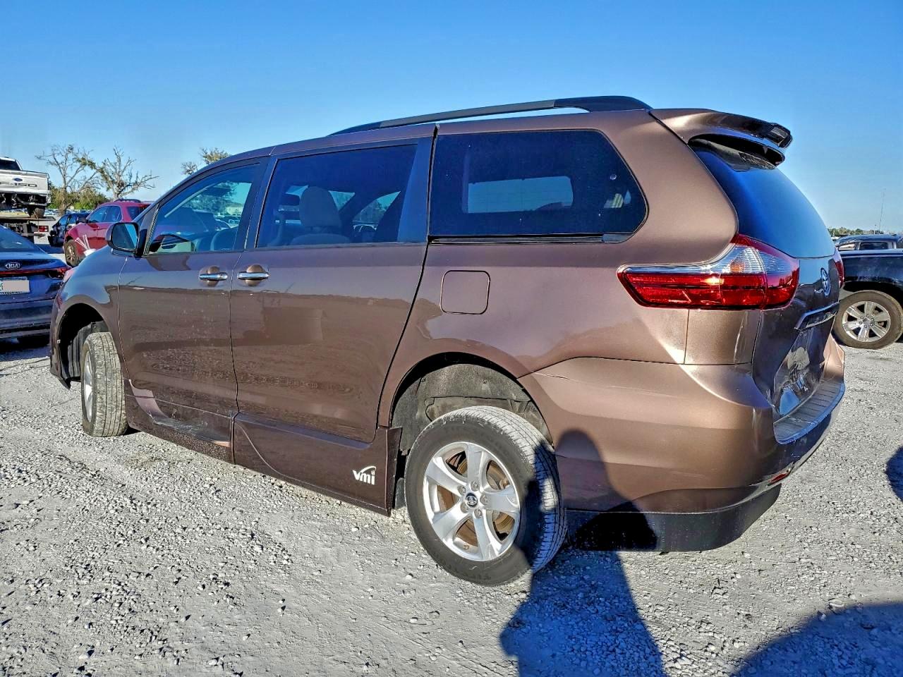 2020 TOYOTA SIENNA LE photo 2
