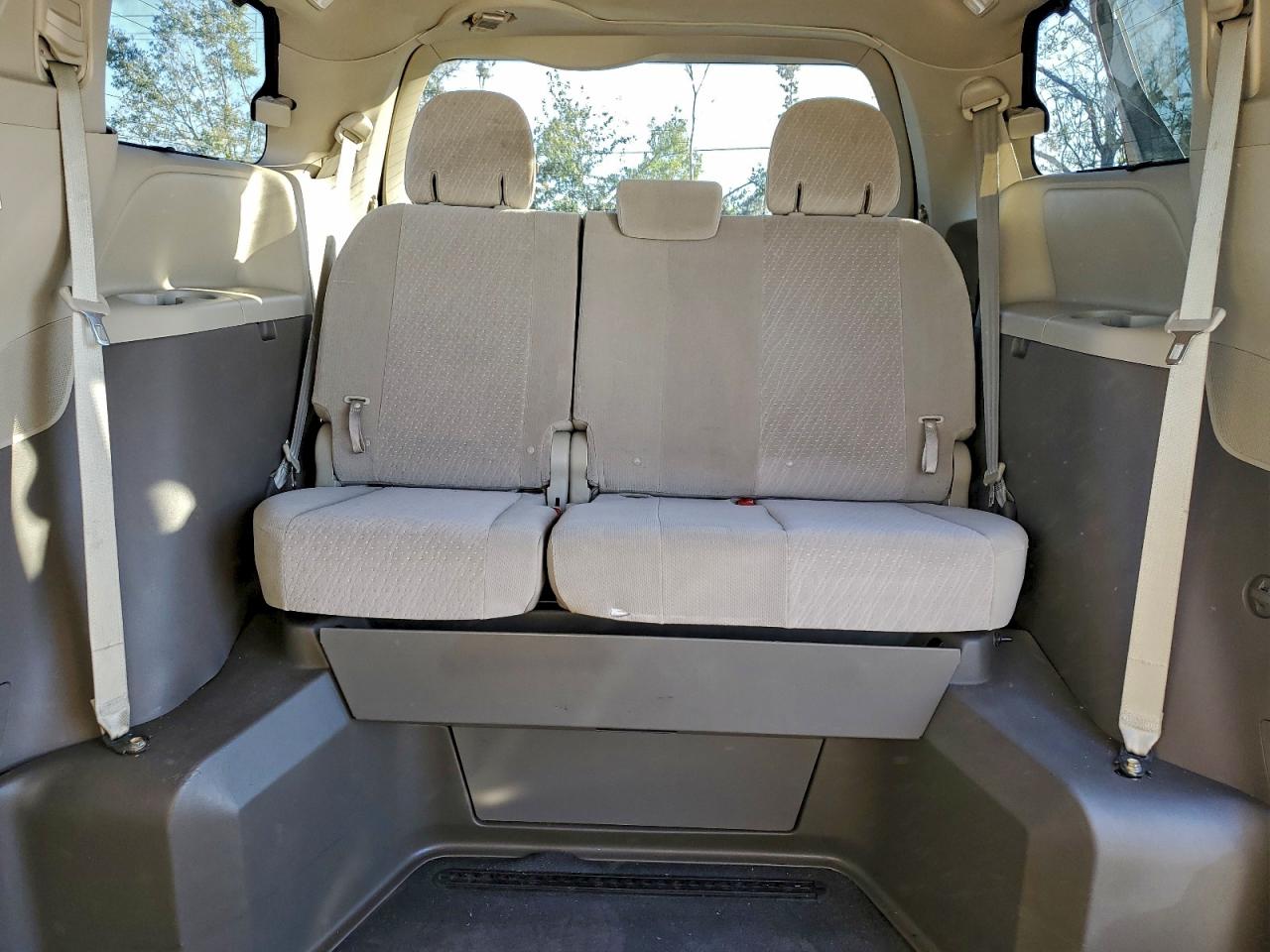 2020 TOYOTA SIENNA LE photo 10