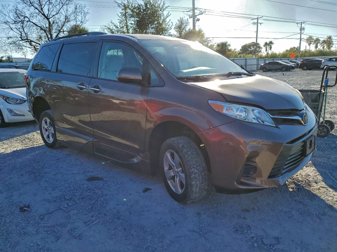2020 TOYOTA SIENNA LE photo 4