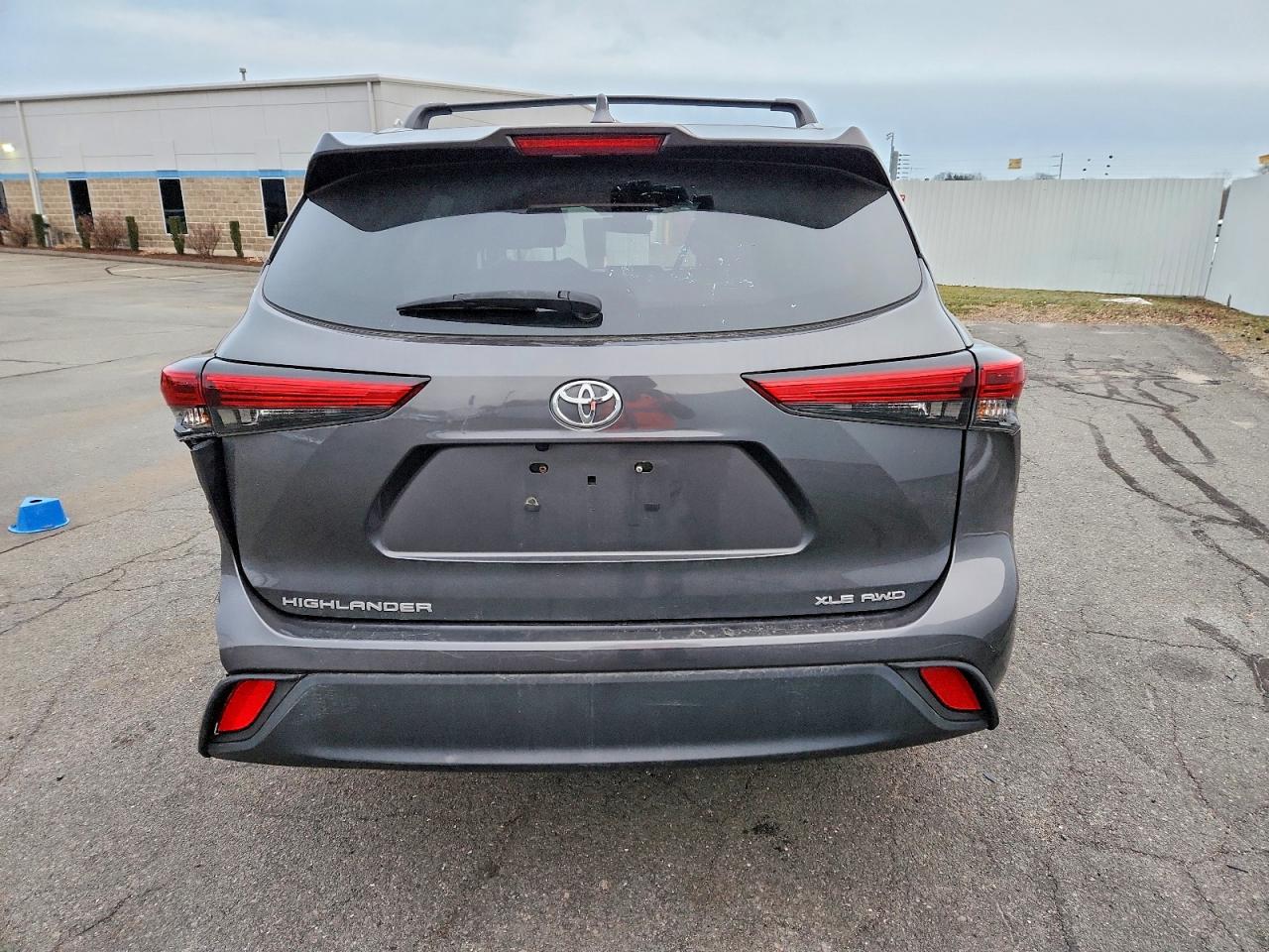 2022 TOYOTA HIGHLANDER XLE photo 11