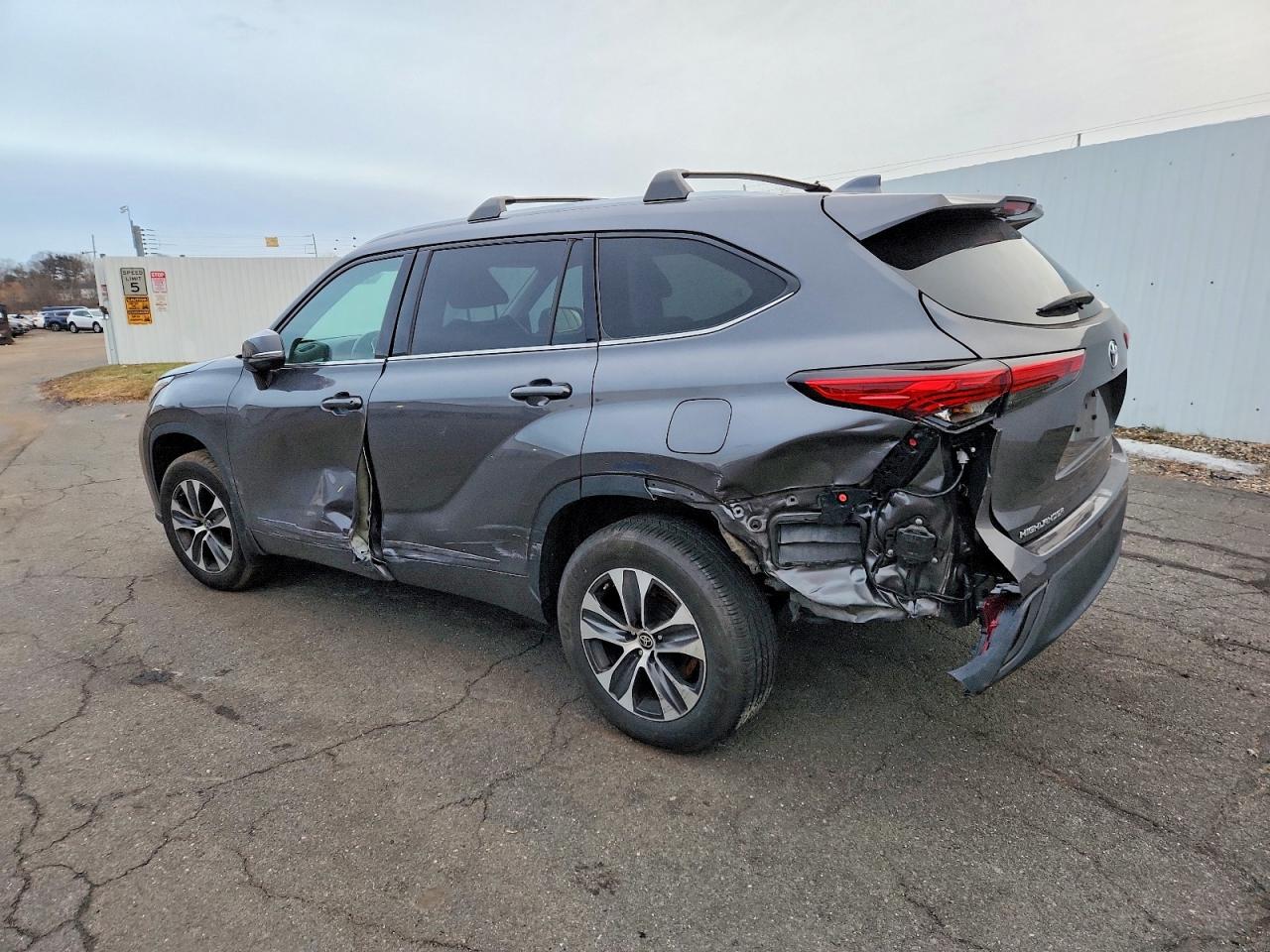 2022 TOYOTA HIGHLANDER XLE photo 3