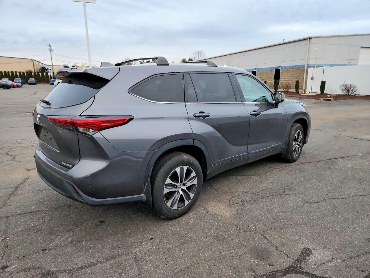 2022 TOYOTA HIGHLANDER XLE photo 5