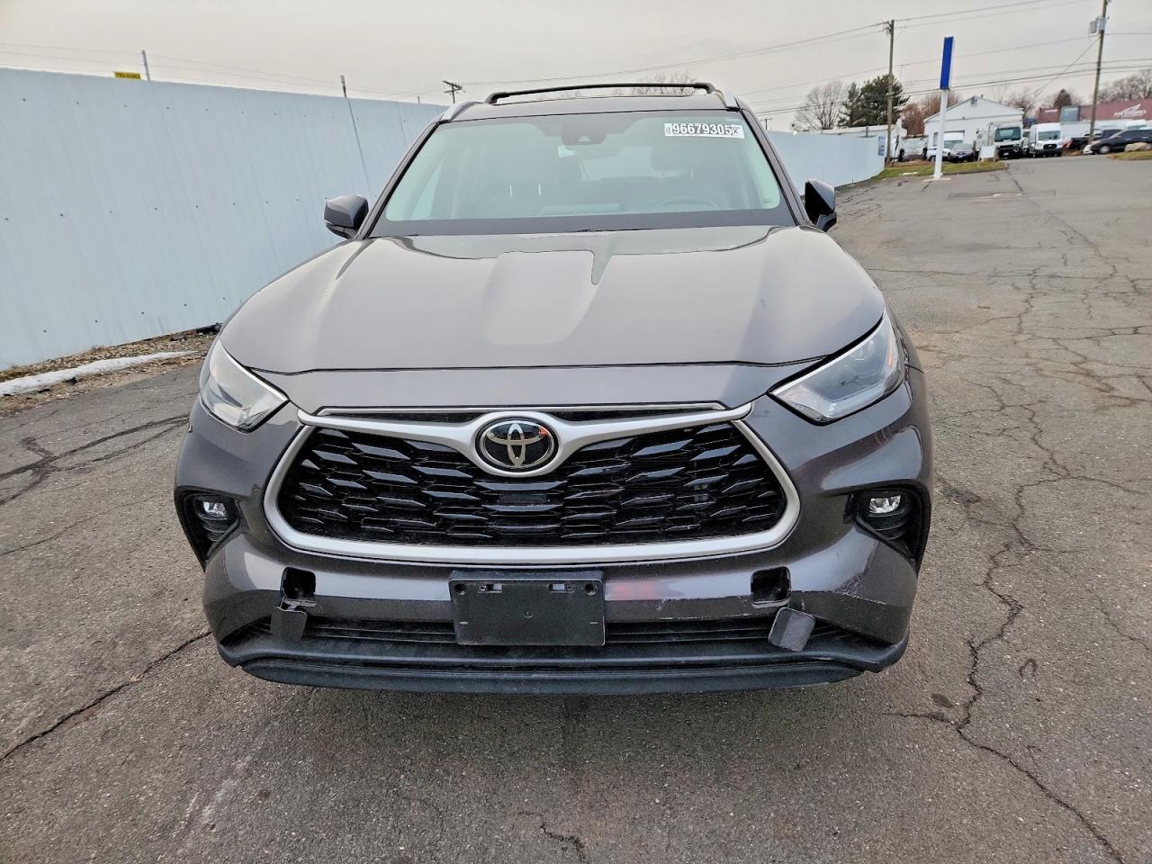 2022 TOYOTA HIGHLANDER XLE photo 9
