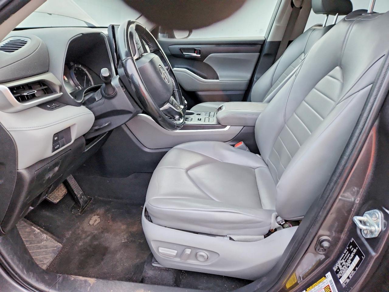 2022 TOYOTA HIGHLANDER XLE photo 13