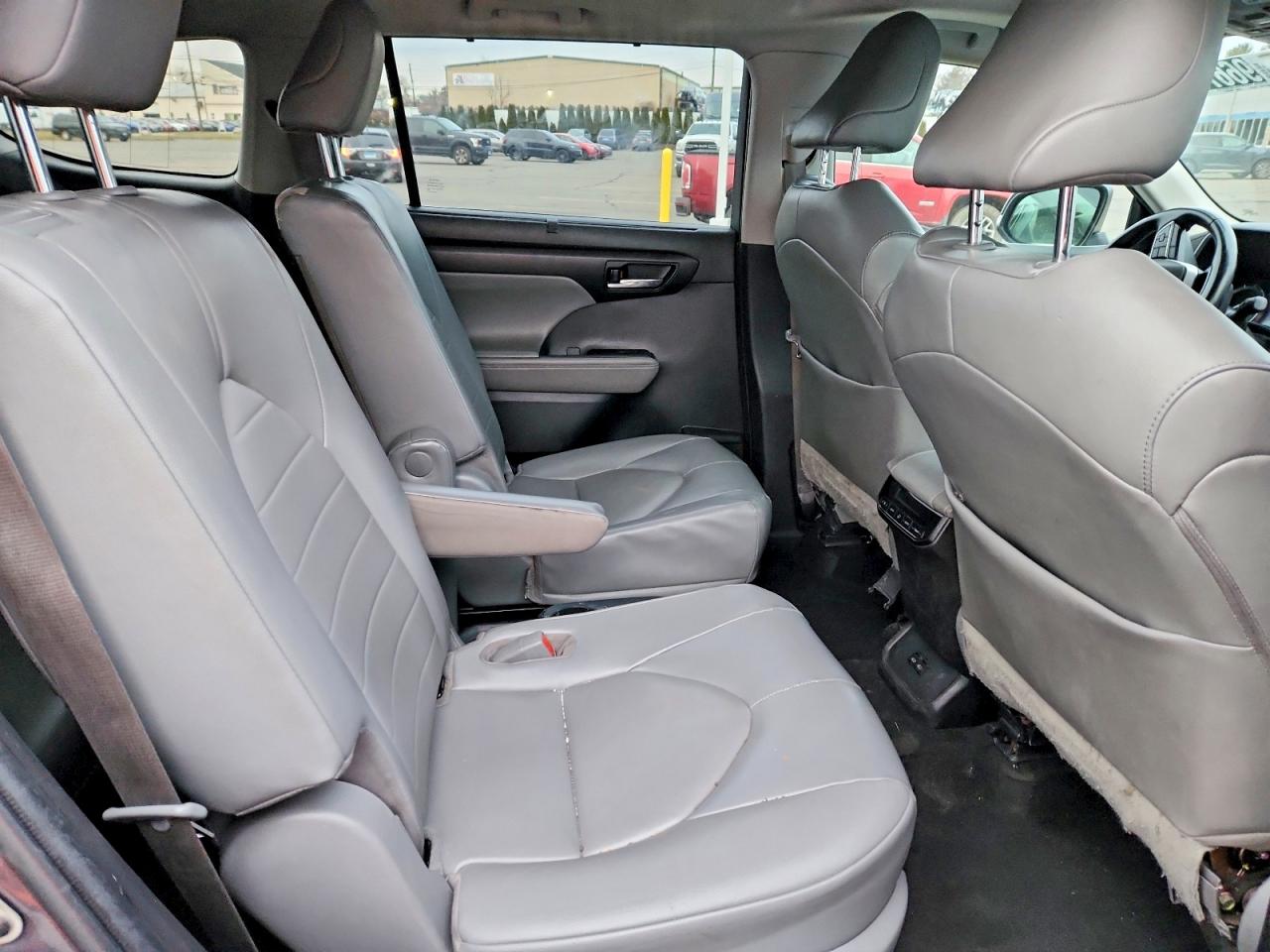 2022 TOYOTA HIGHLANDER XLE photo 21