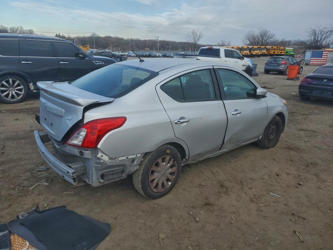 2019 NISSAN VERSA S photo 3