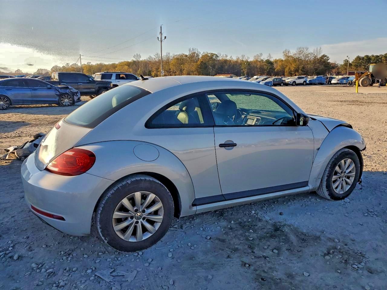 2017 VOLKSWAGEN BEETLE photo 3