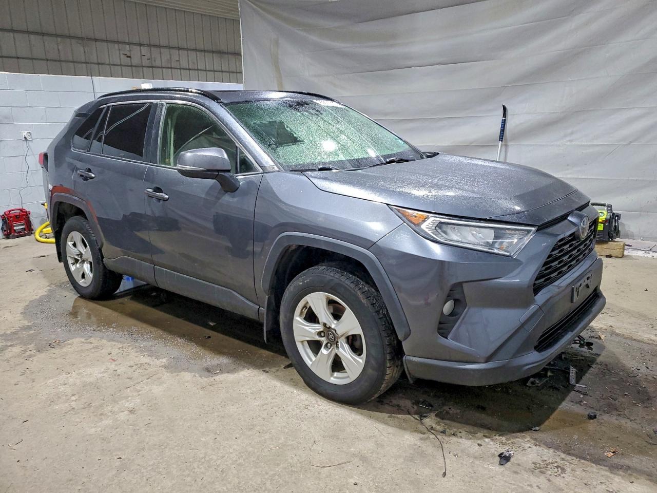 2019 TOYOTA RAV4 XLE photo 4