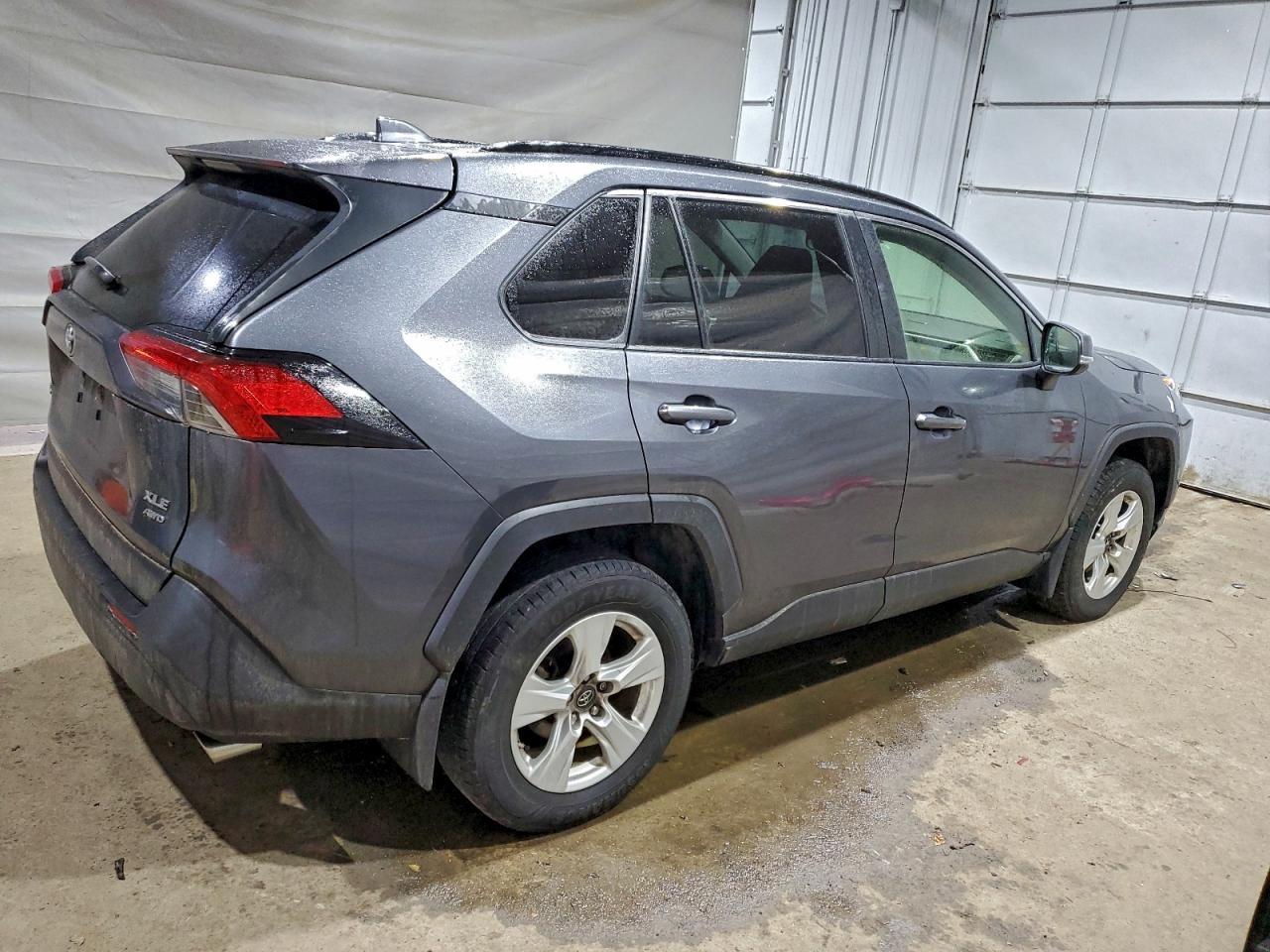 2019 TOYOTA RAV4 XLE photo 3