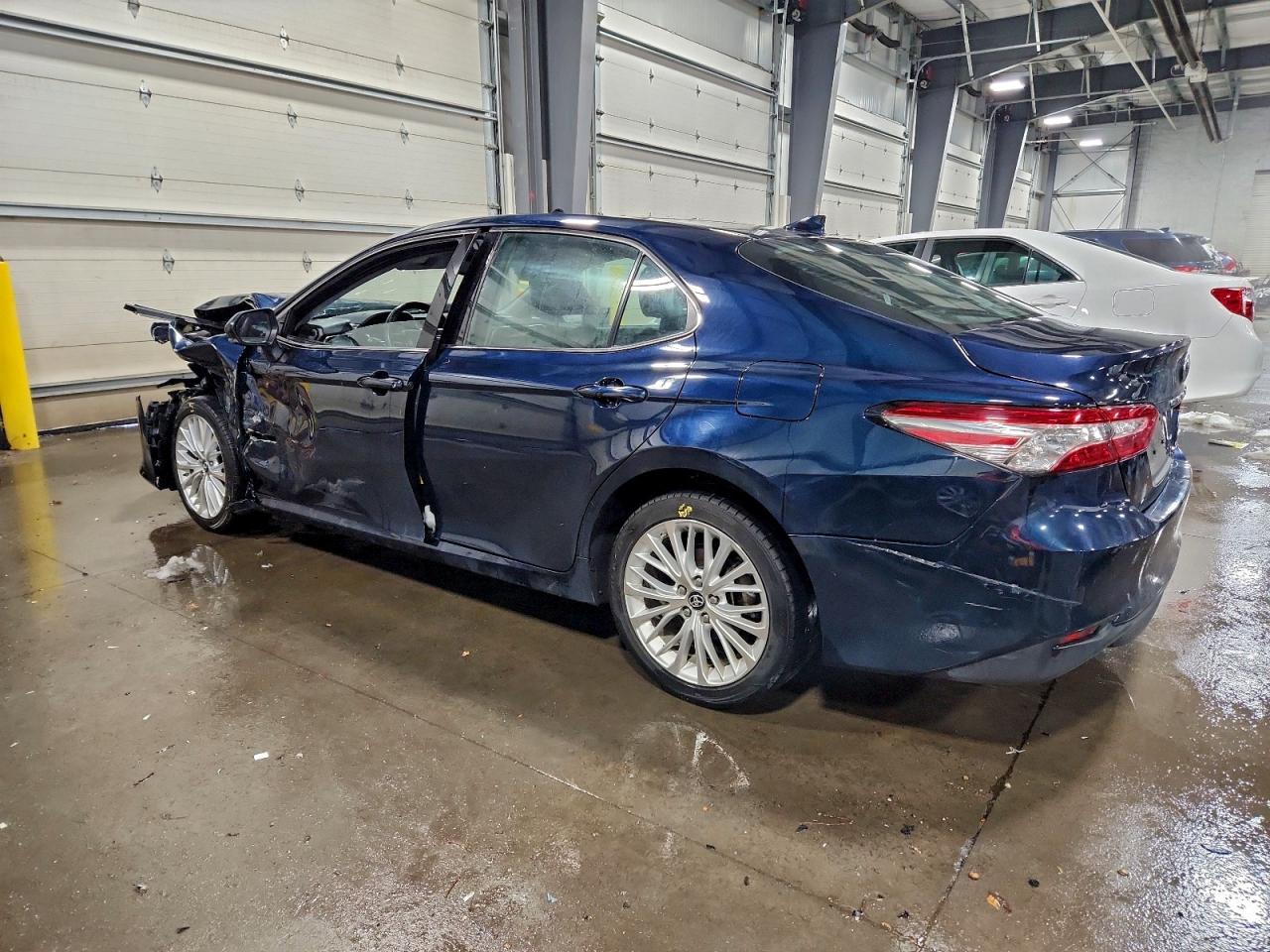 2019 TOYOTA CAMRY L photo 2