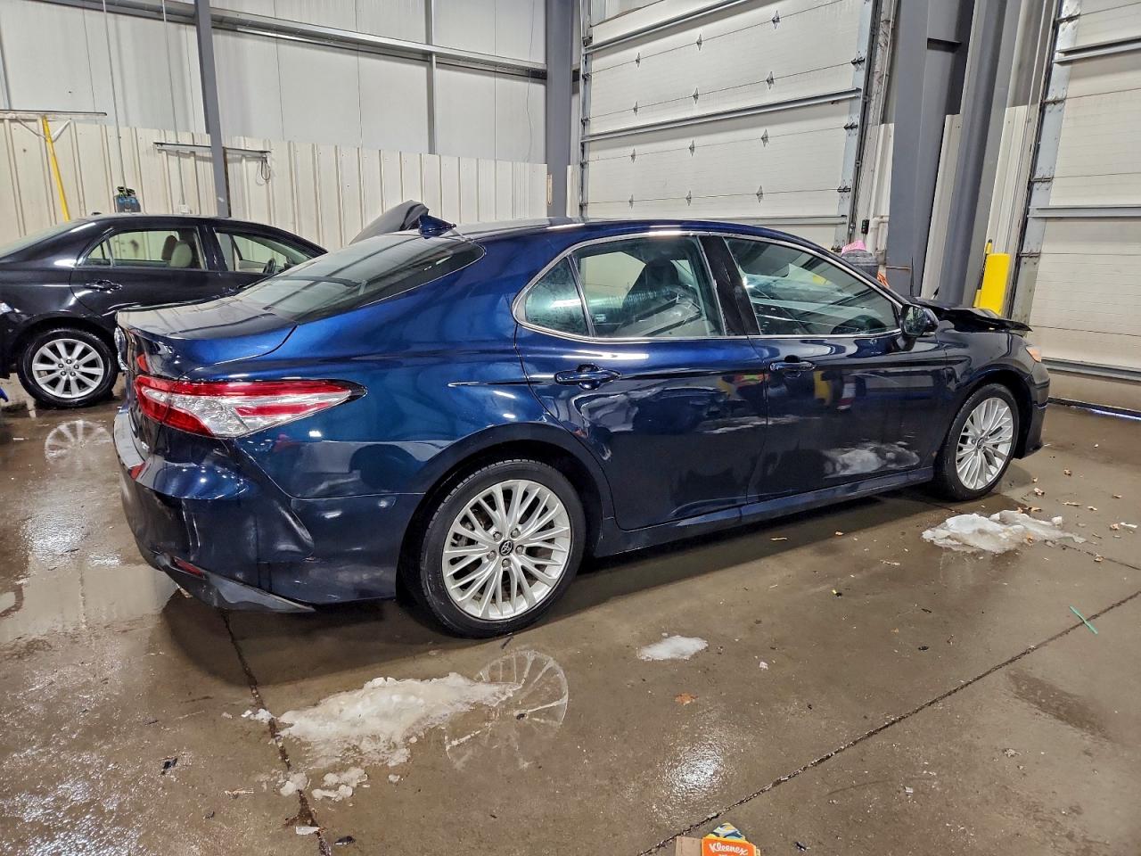 2019 TOYOTA CAMRY L photo 3
