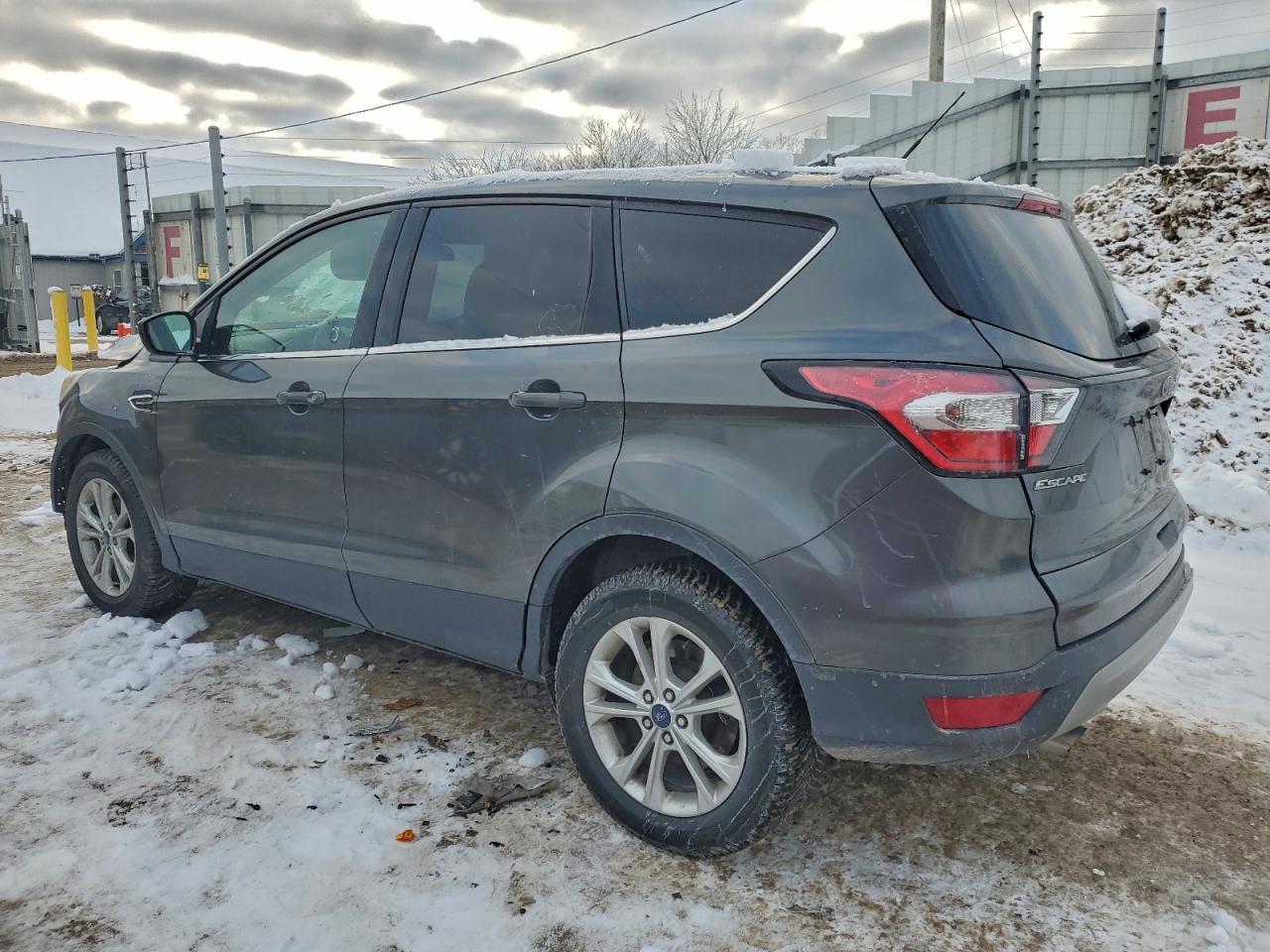 2017 FORD ESCAPE SE photo 2