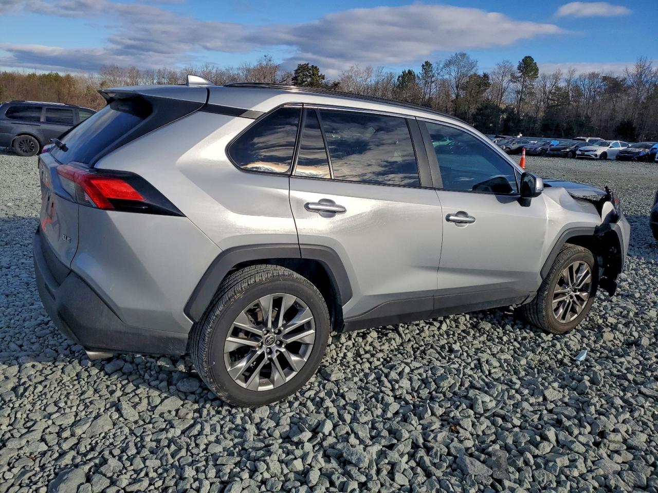 2021 TOYOTA RAV4 XLE PREMIUM photo 3
