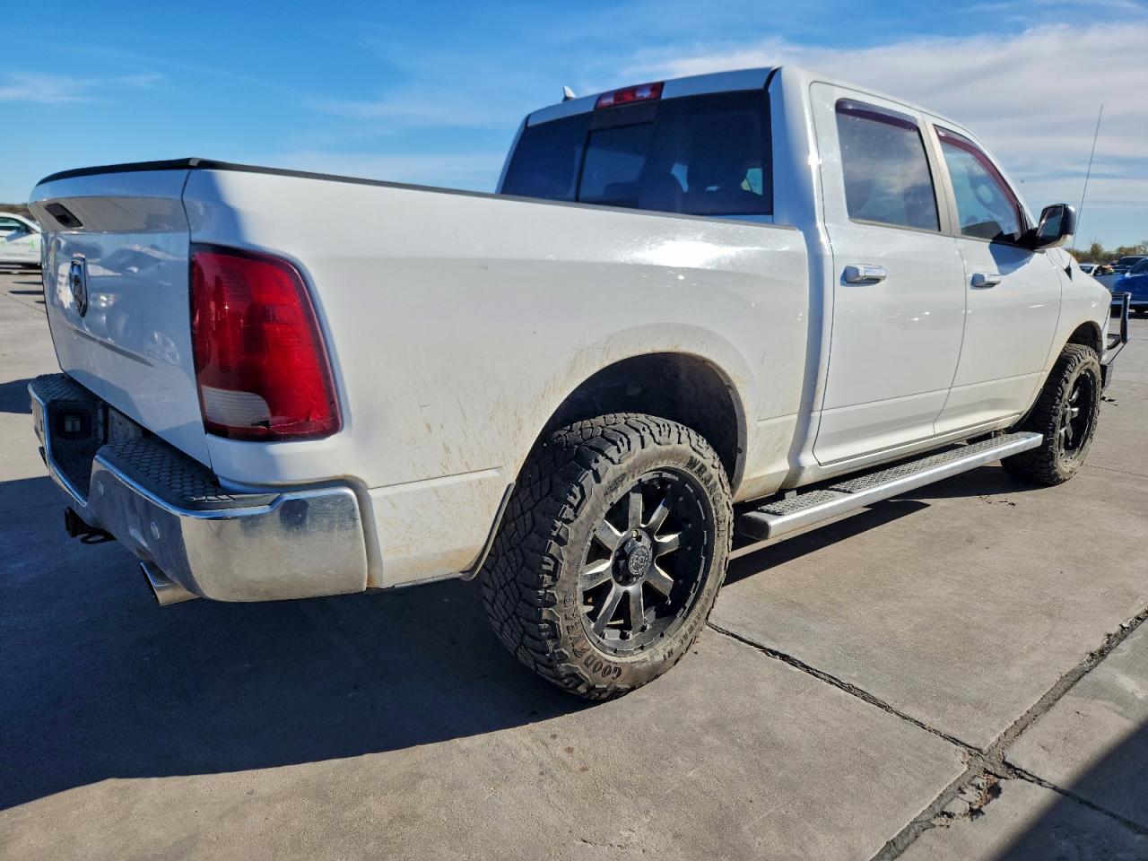 2015 RAM 1500 SLT photo 3