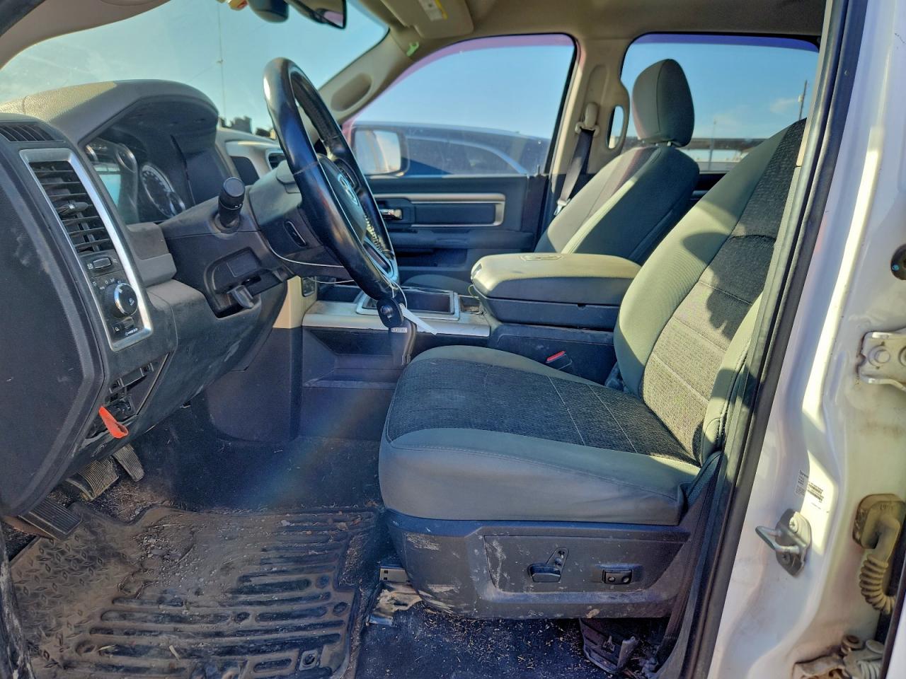 2015 RAM 1500 SLT photo 7