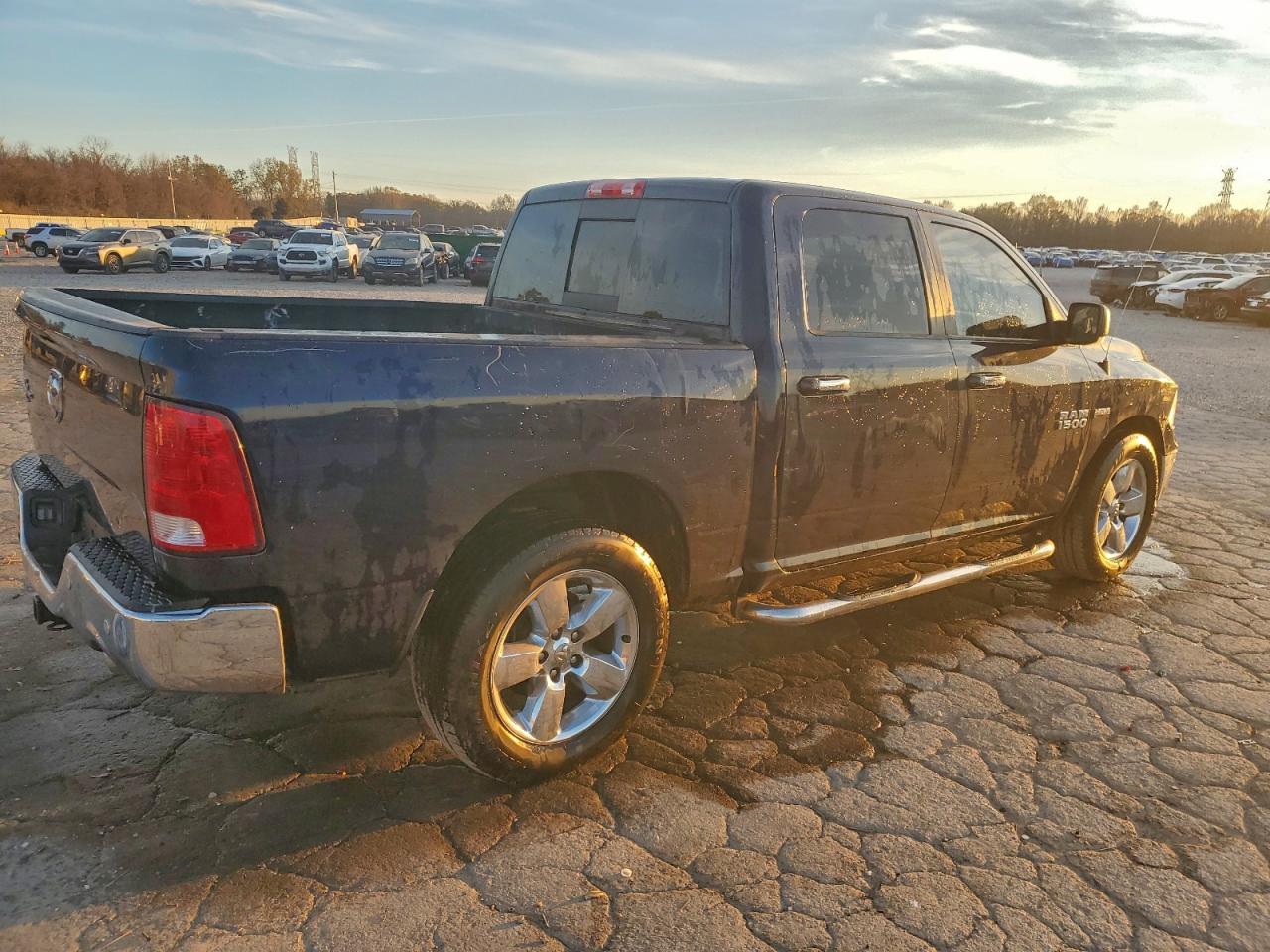 2016 RAM 1500 SLT photo 3