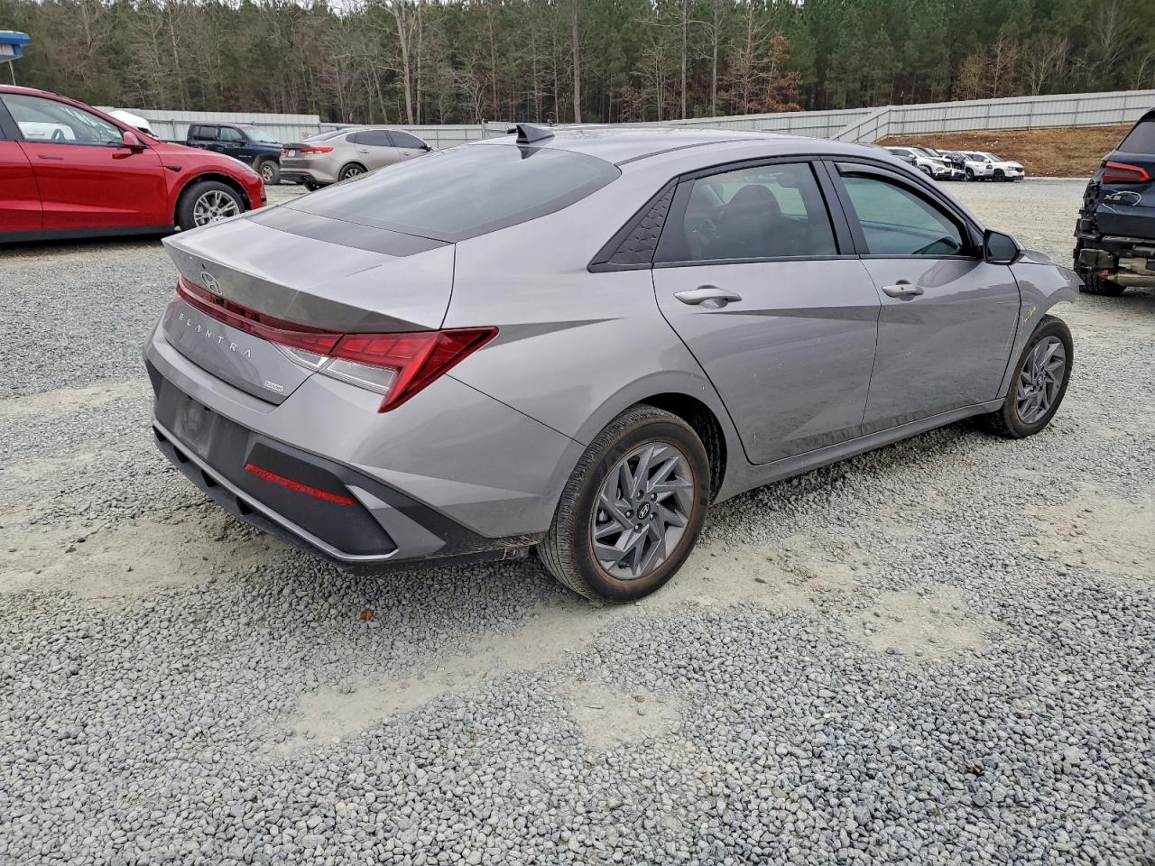 2025 HYUNDAI ELANTRA BLUE photo 3