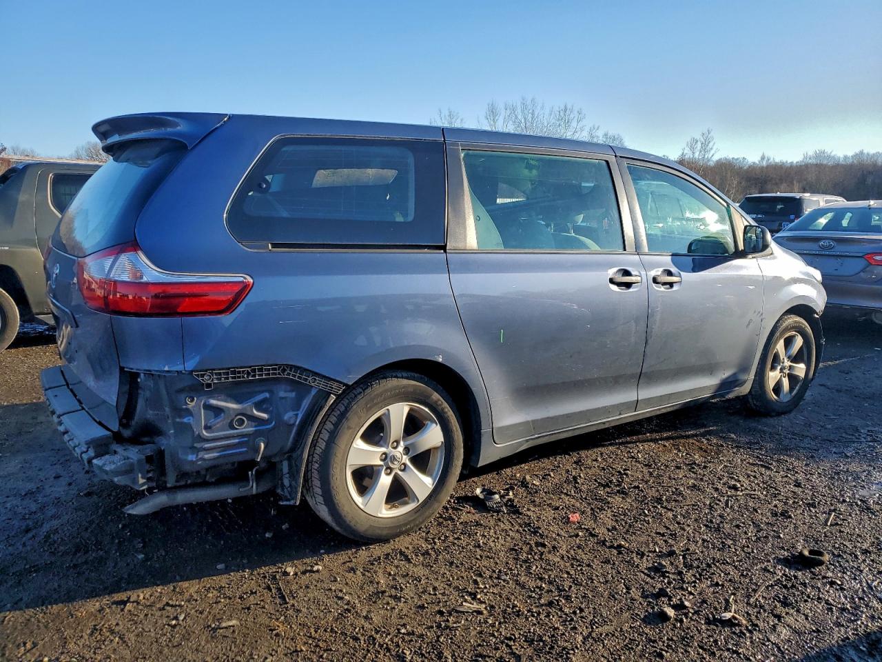 2016 TOYOTA SIENNA photo 3