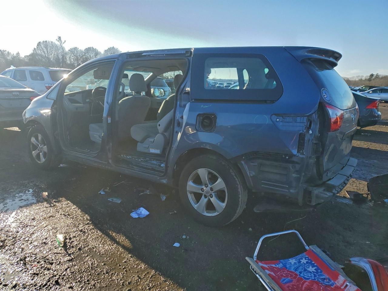 2016 TOYOTA SIENNA photo 2