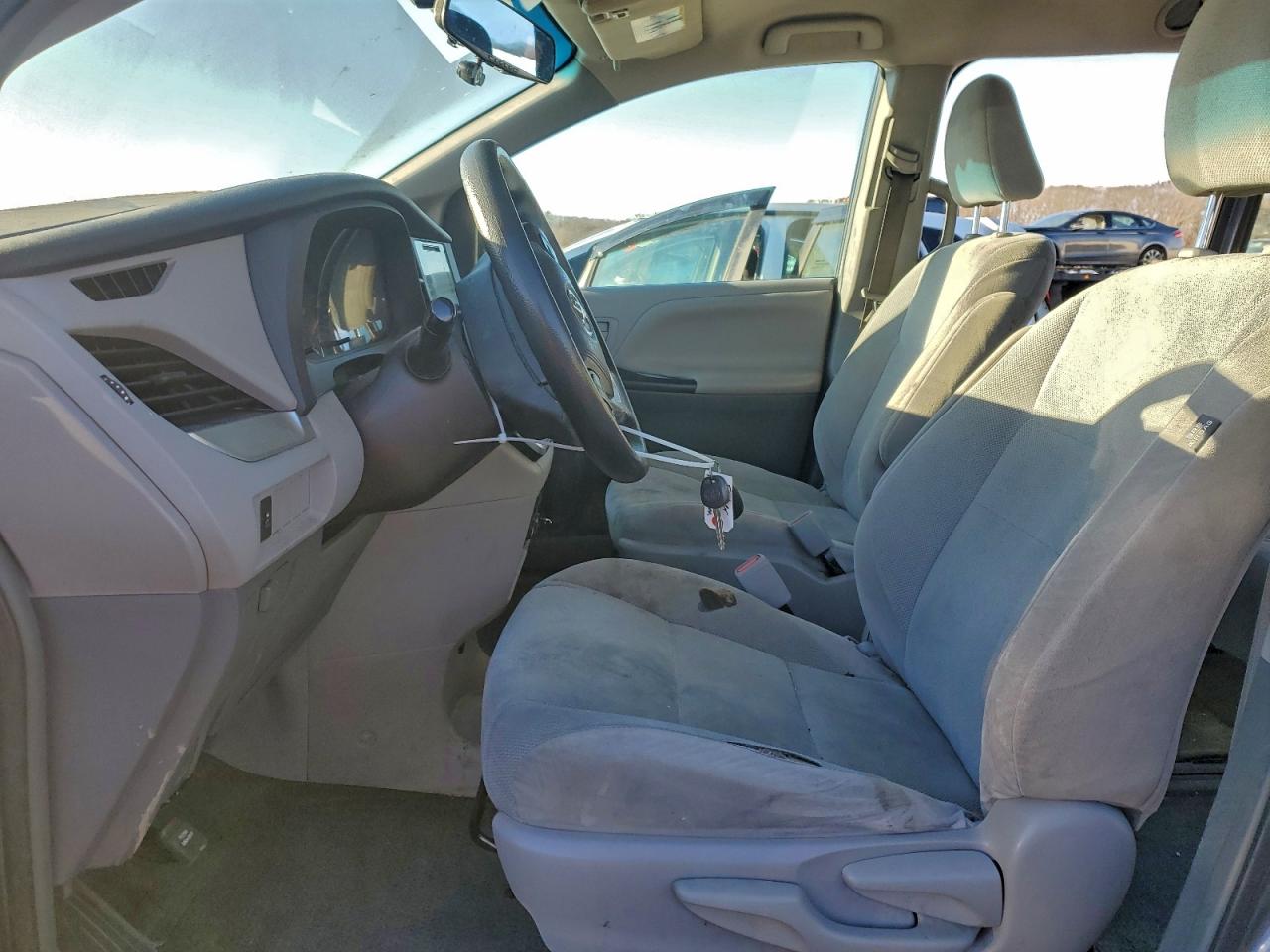 2016 TOYOTA SIENNA photo 7