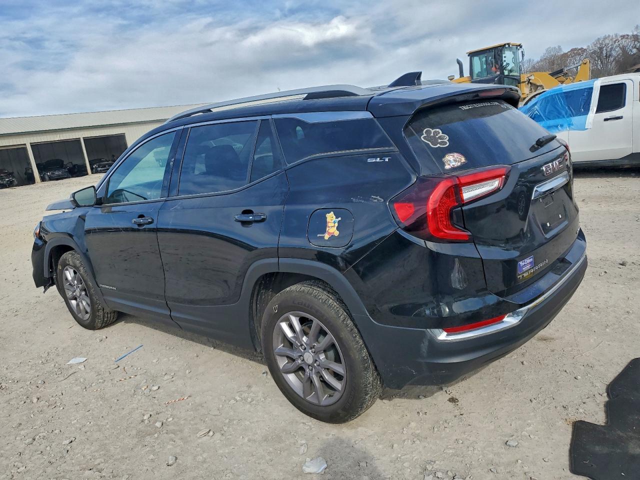 2024 GMC TERRAIN SLT photo 2