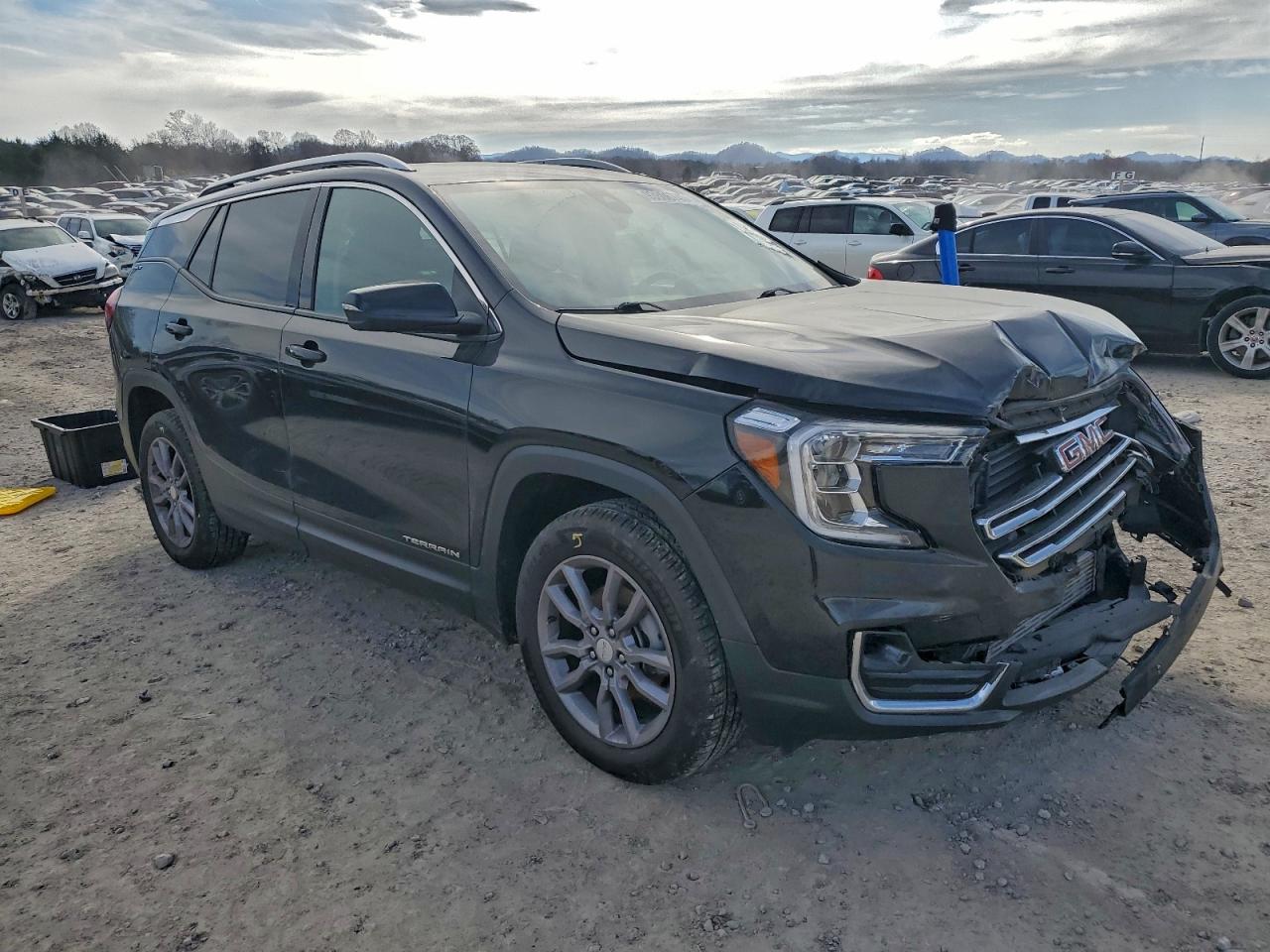 2024 GMC TERRAIN SLT photo 4
