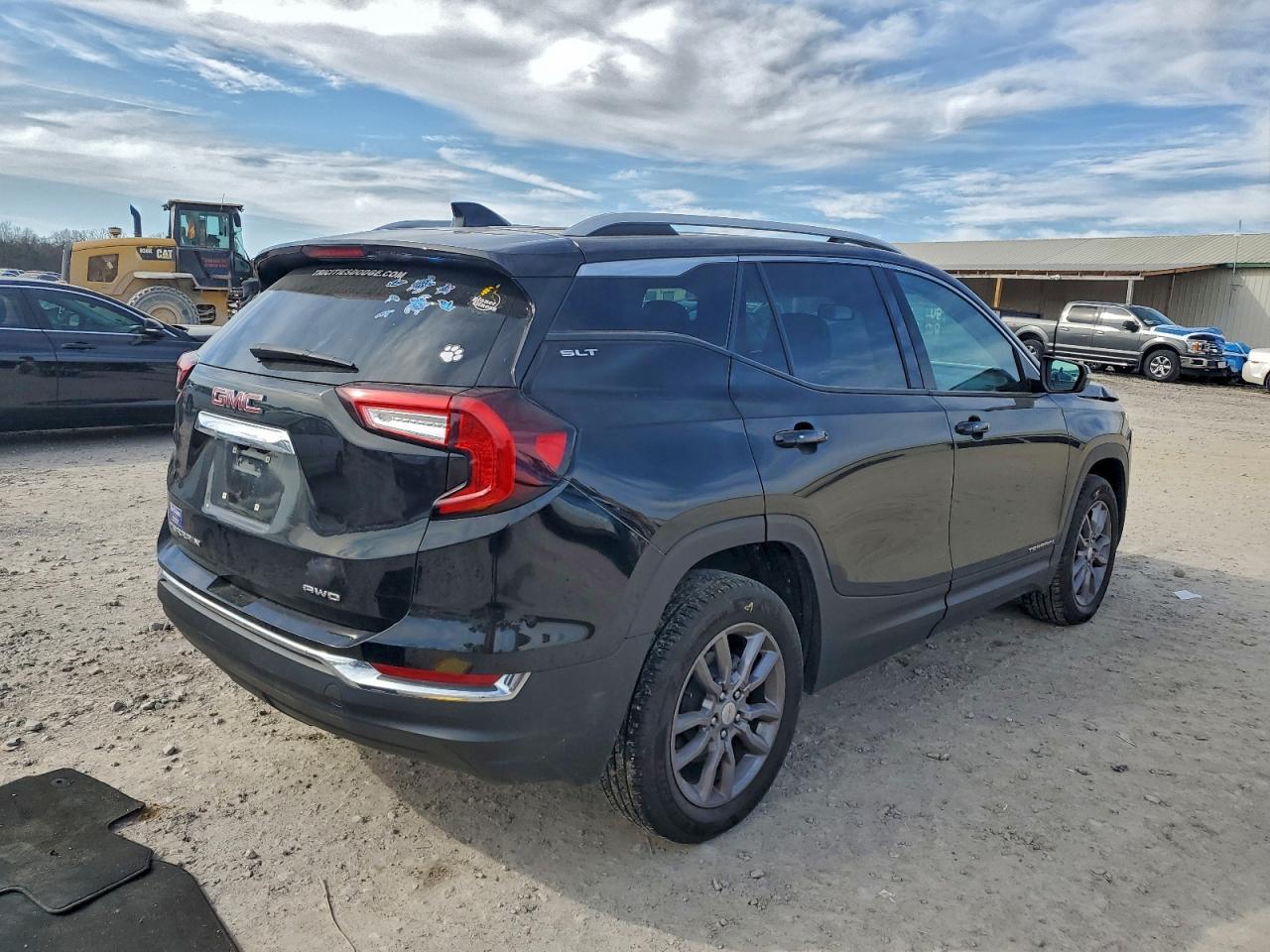 2024 GMC TERRAIN SLT photo 3