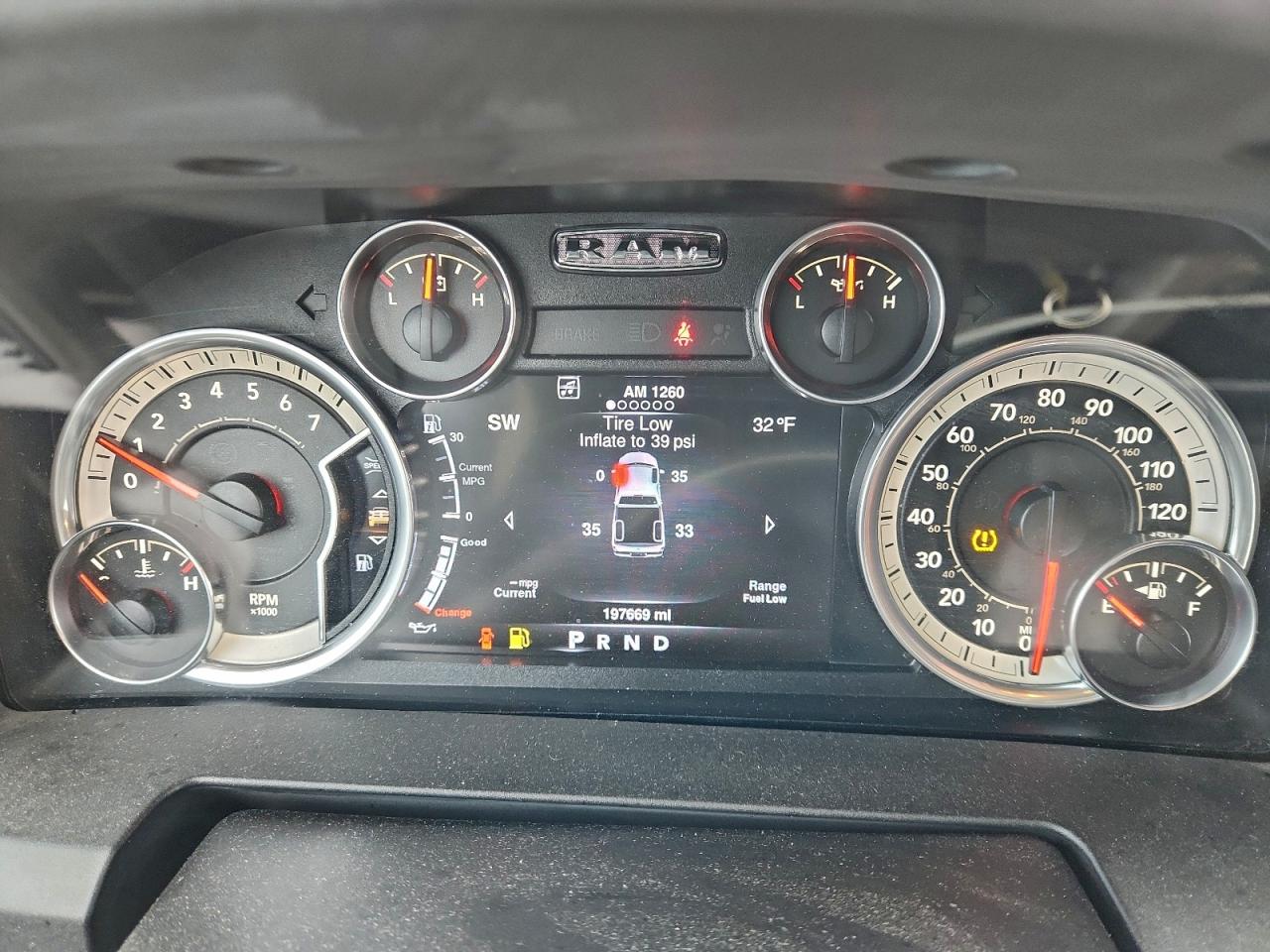 2016 RAM 1500 SLT photo 9