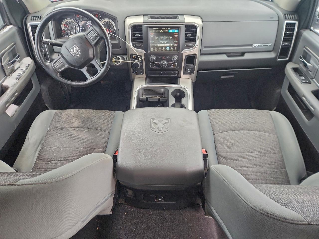 2016 RAM 1500 SLT photo 8