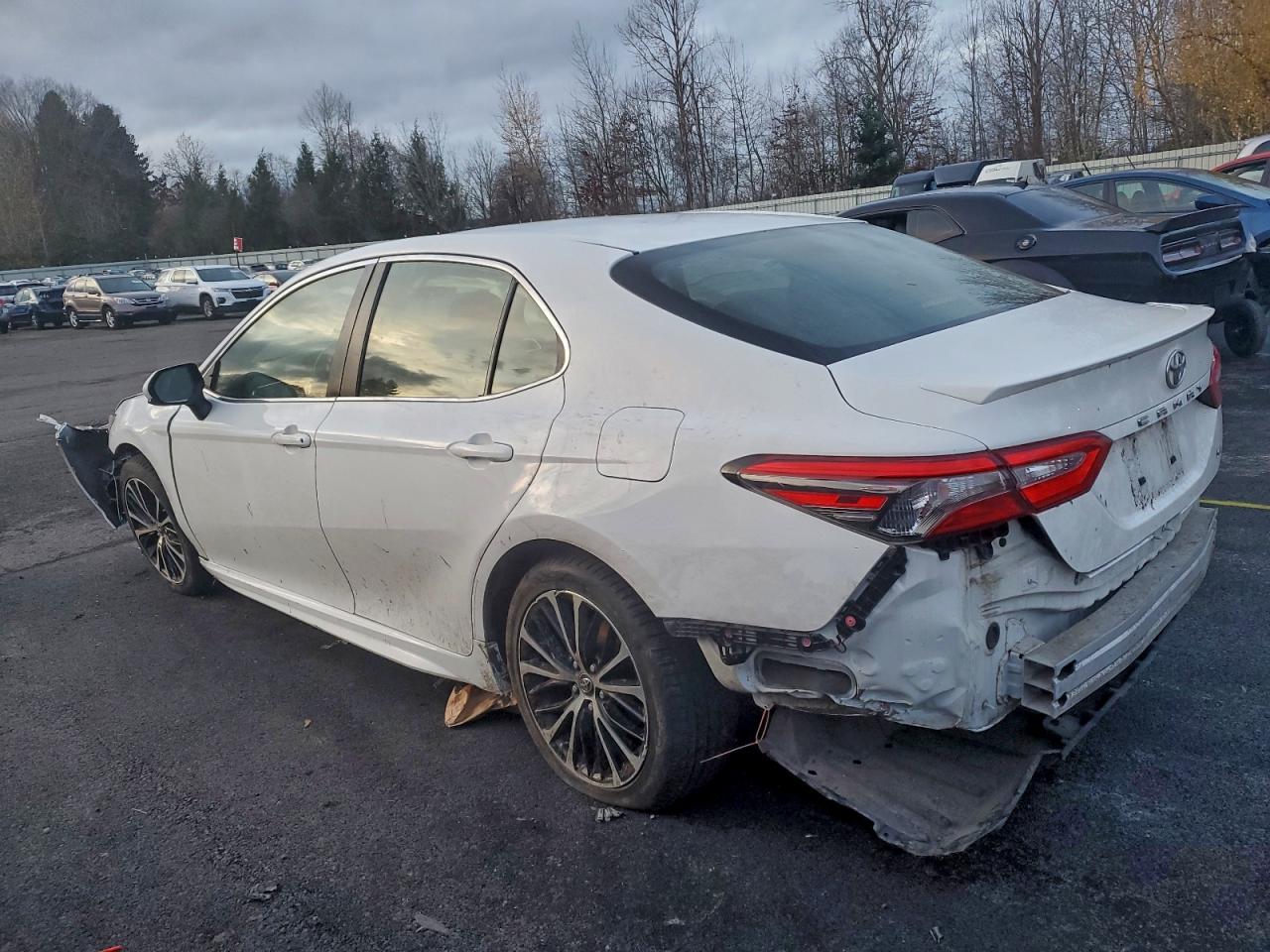 2018 TOYOTA CAMRY SE photo 2