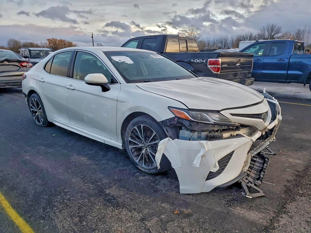 2018 TOYOTA CAMRY SE photo 4