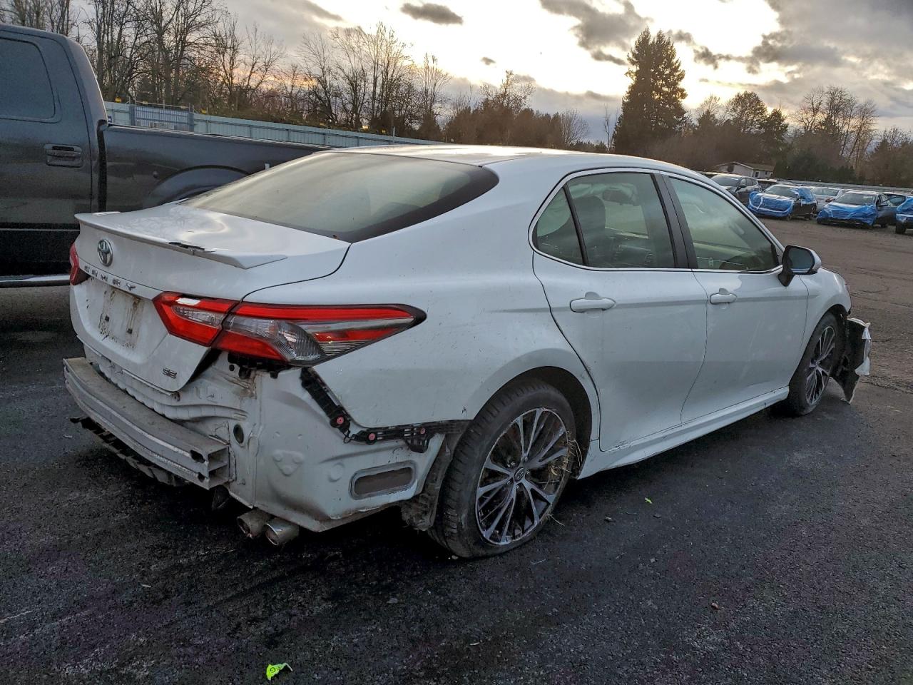 2018 TOYOTA CAMRY SE photo 3