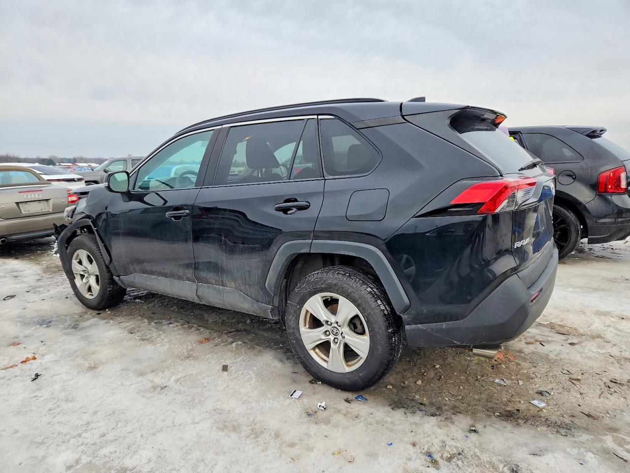 2021 TOYOTA RAV4 XLE photo 2