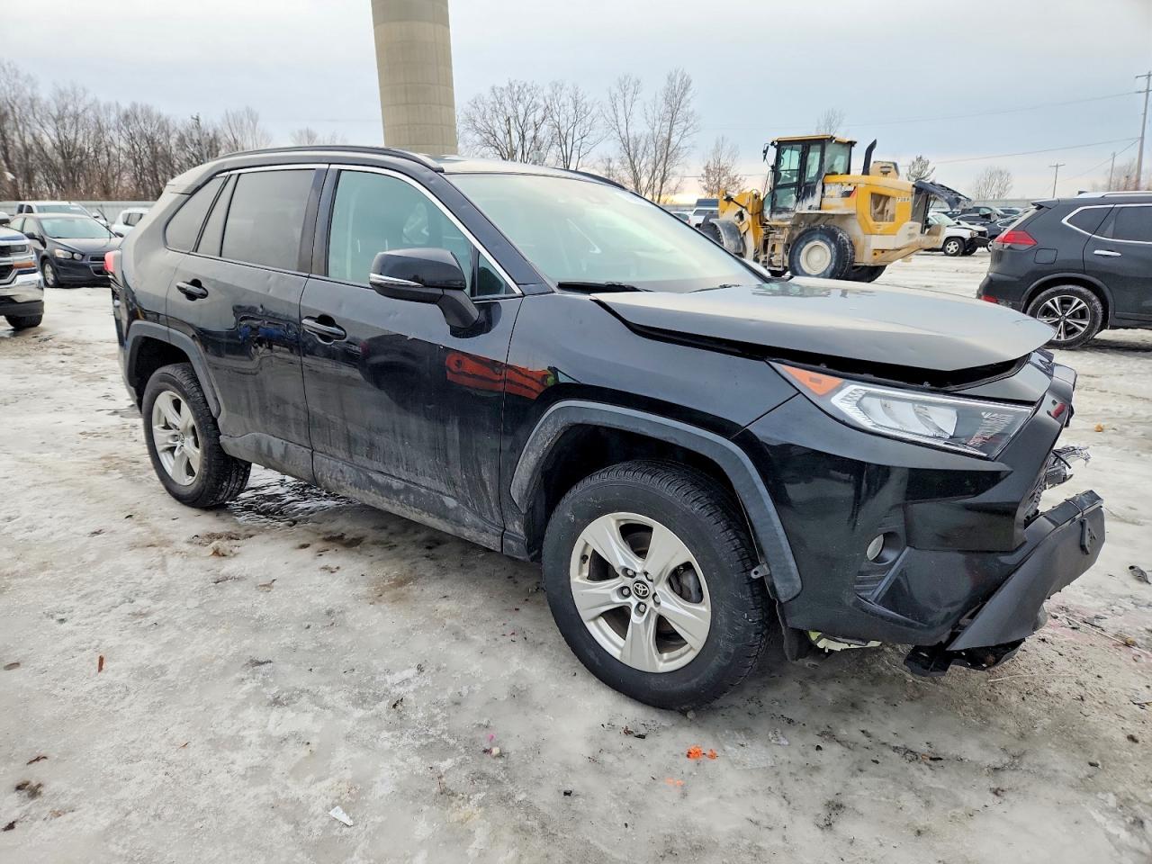 2021 TOYOTA RAV4 XLE photo 4