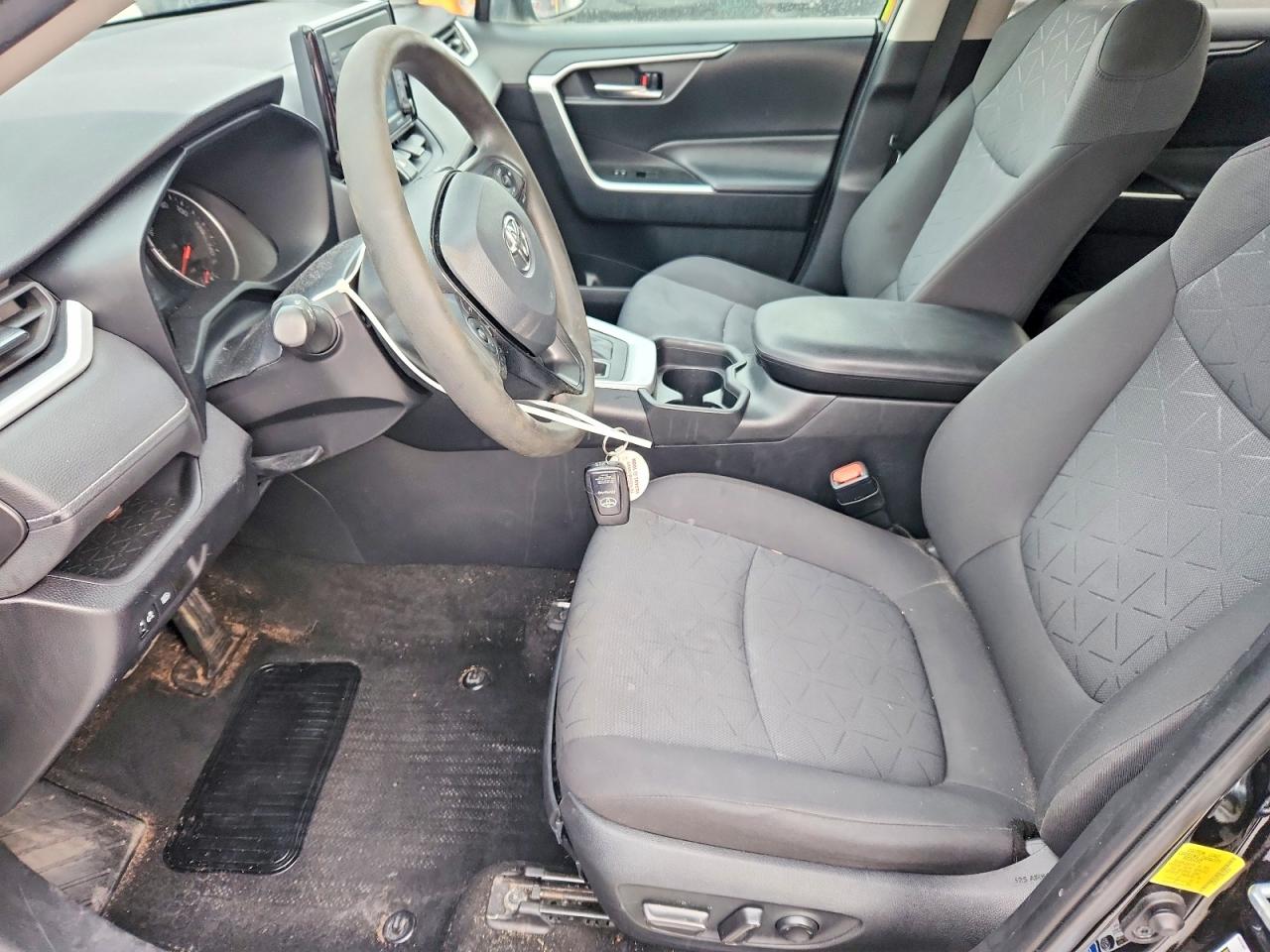 2021 TOYOTA RAV4 XLE photo 7