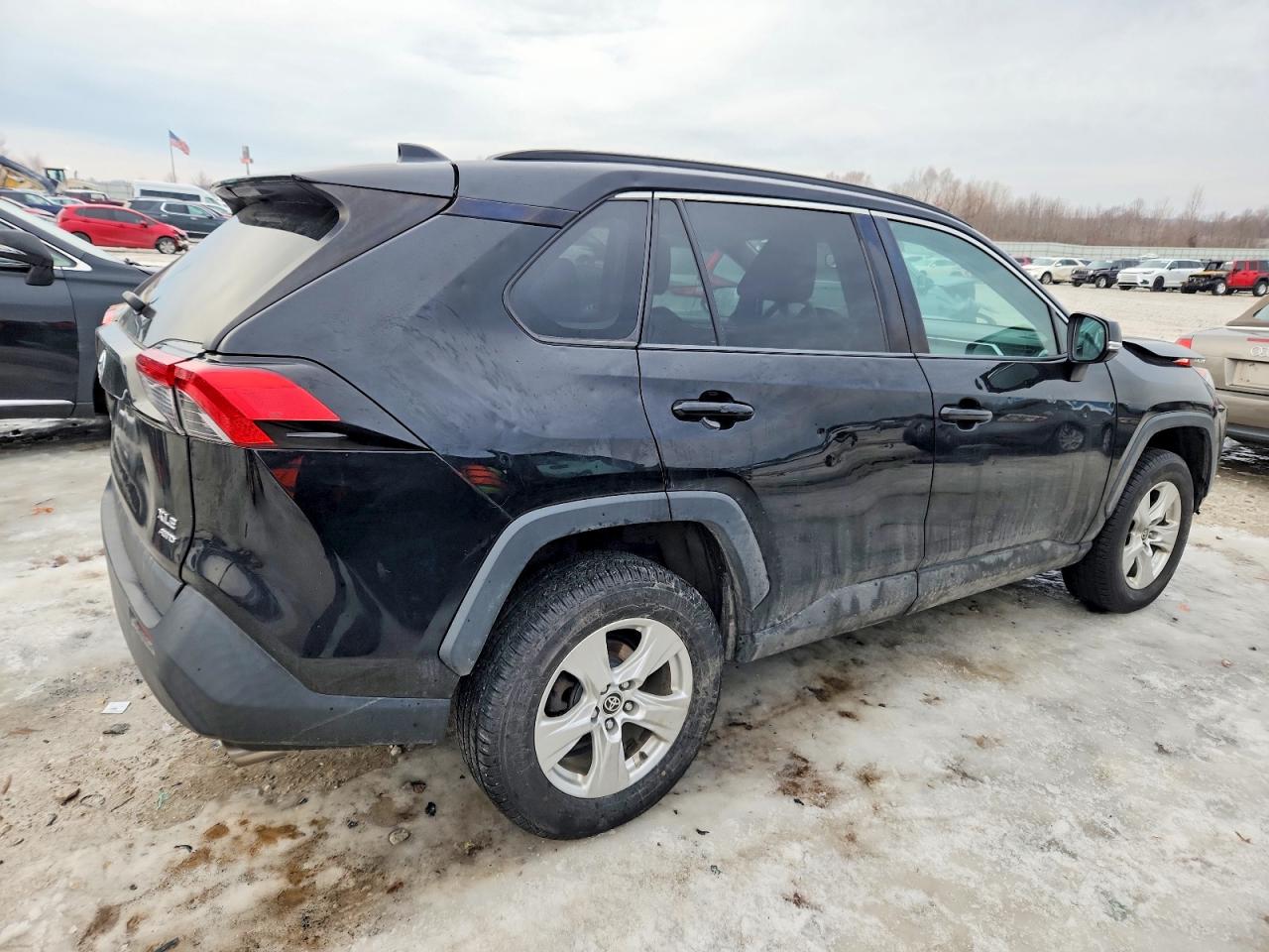 2021 TOYOTA RAV4 XLE photo 3