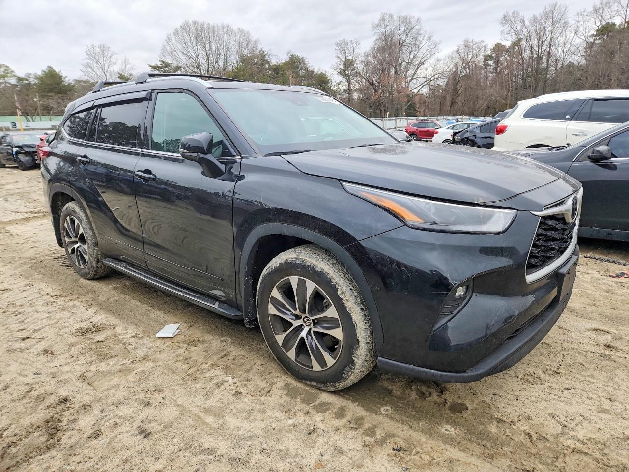 2022 TOYOTA HIGHLANDER XLE photo 4
