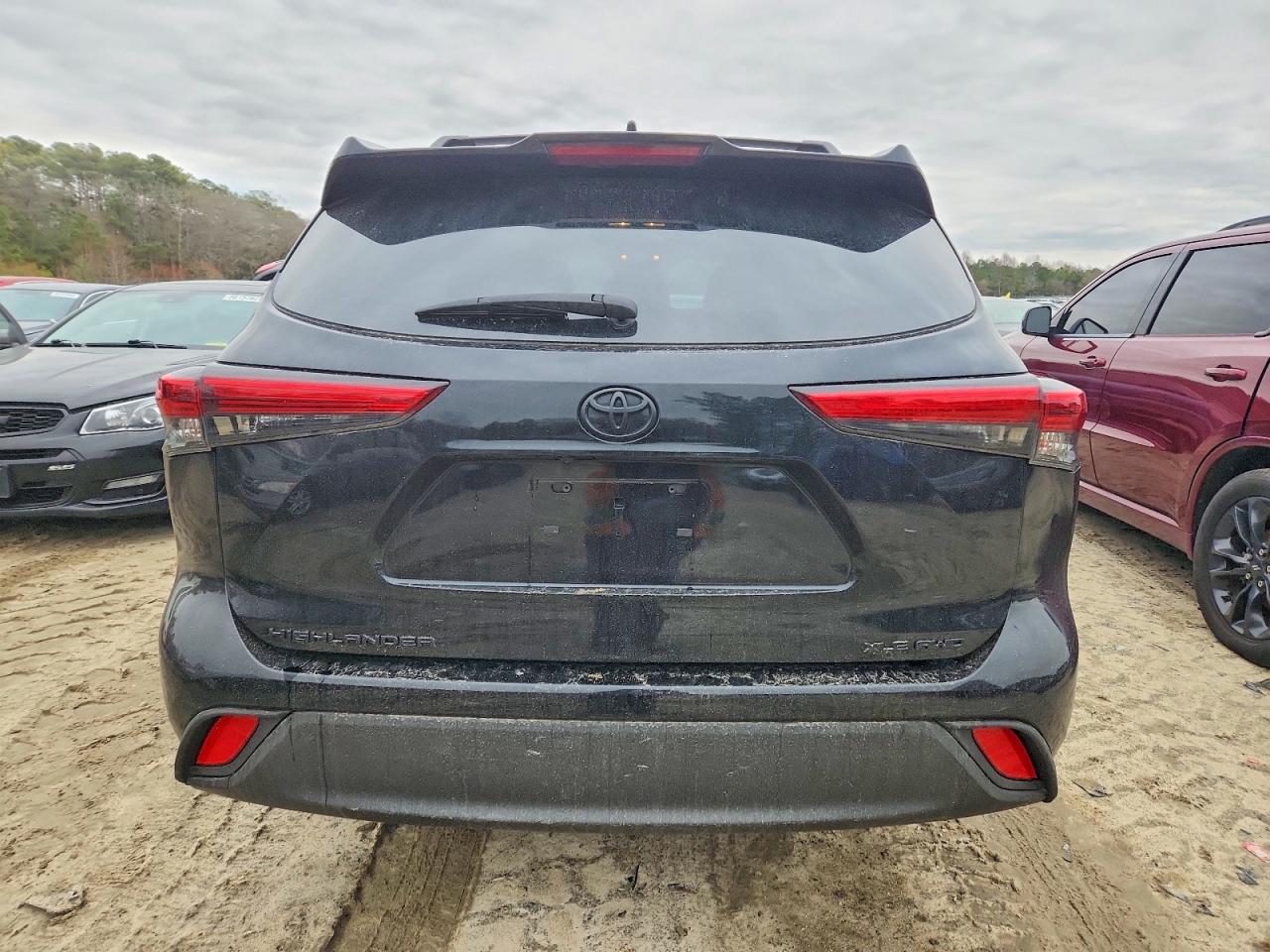 2022 TOYOTA HIGHLANDER XLE photo 6