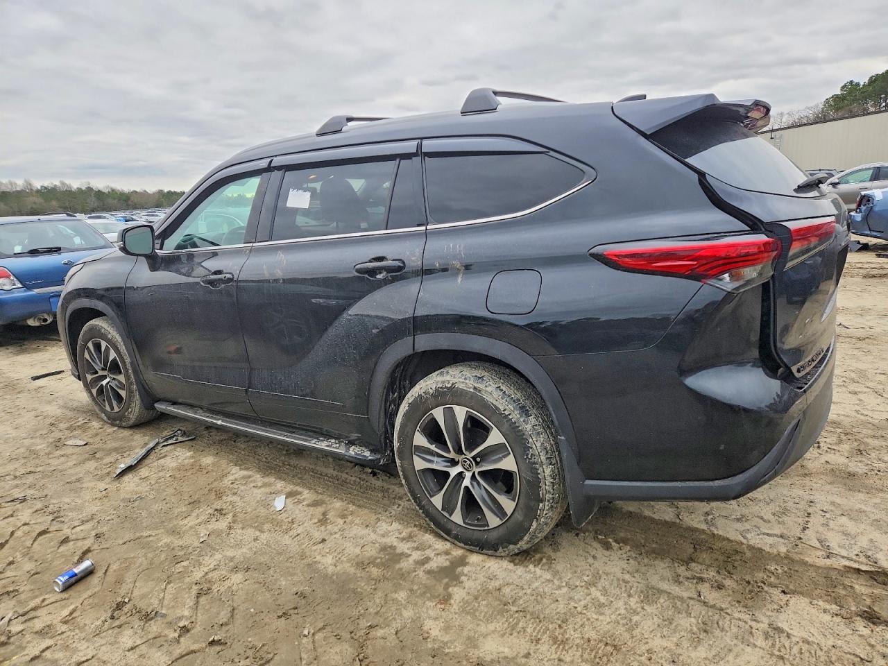 2022 TOYOTA HIGHLANDER XLE photo 2