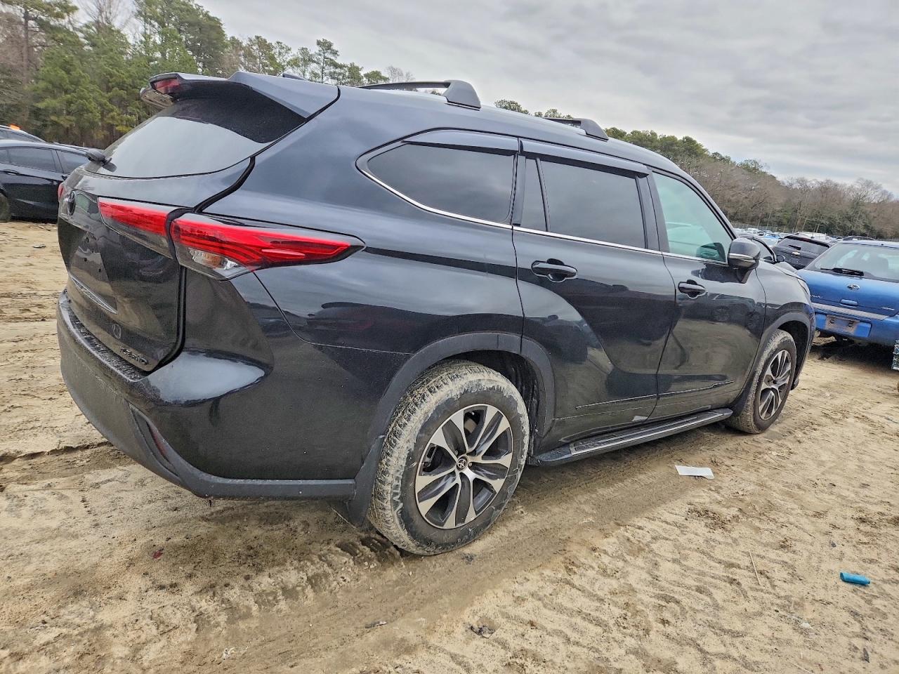 2022 TOYOTA HIGHLANDER XLE photo 3