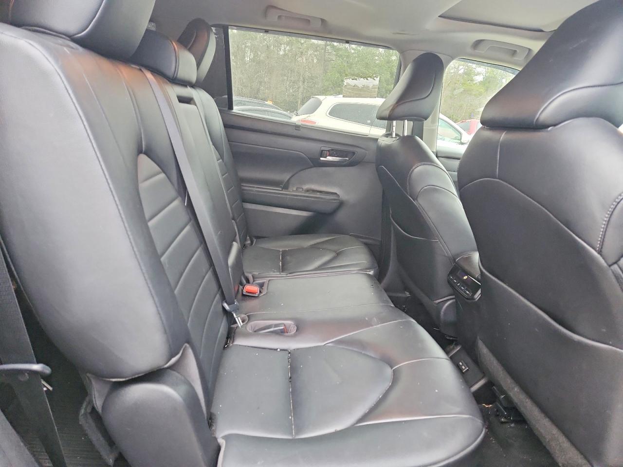 2022 TOYOTA HIGHLANDER XLE photo 11