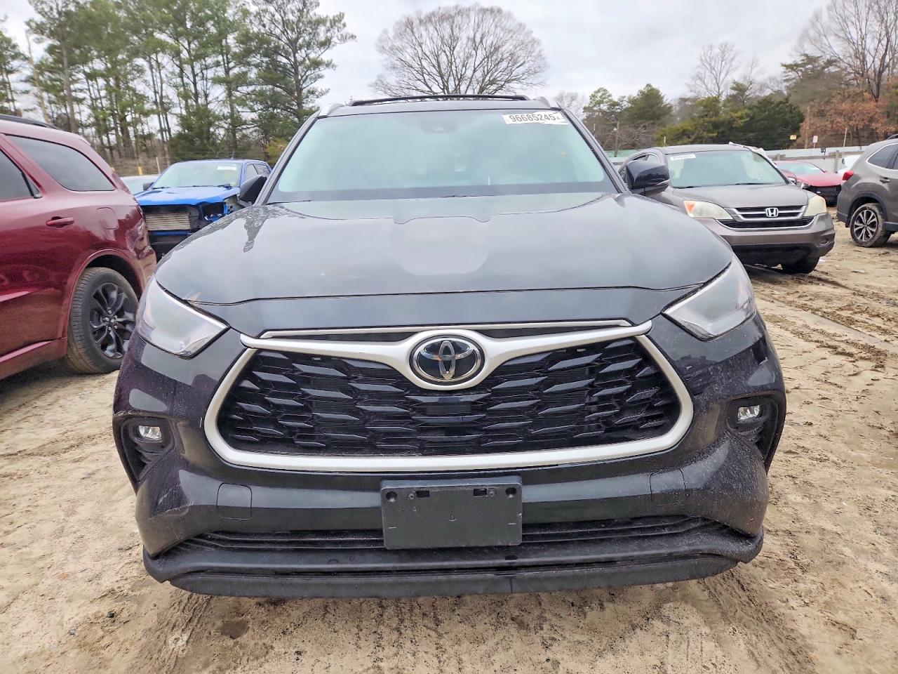 2022 TOYOTA HIGHLANDER XLE photo 5