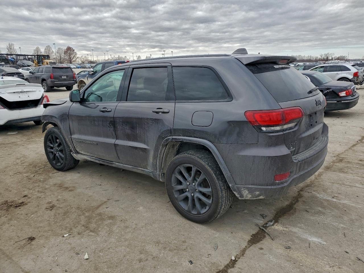 2020 JEEP GRAND CHEROKEE LAREDO photo 2
