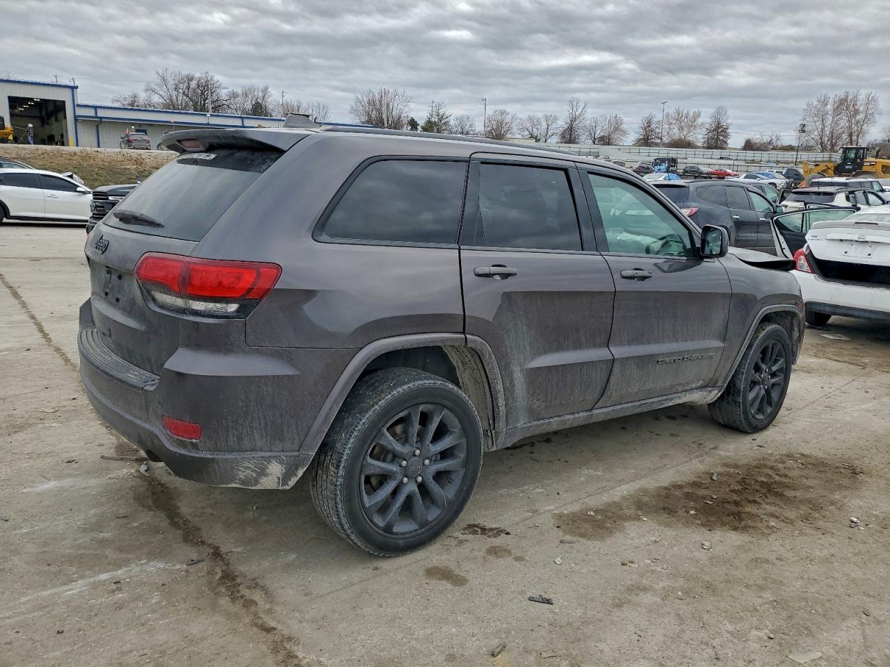 2020 JEEP GRAND CHEROKEE LAREDO photo 3