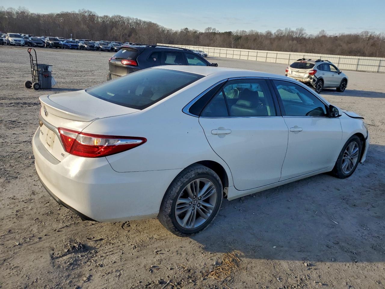 2015 TOYOTA CAMRY LE photo 3