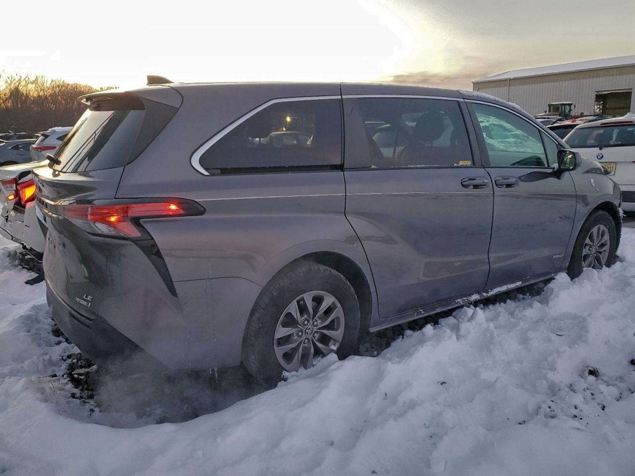2021 TOYOTA SIENNA LE photo 3